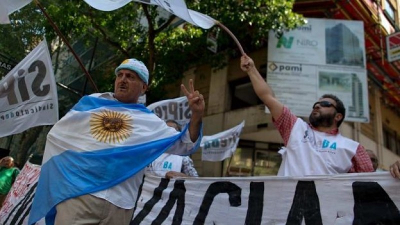 Trabajadores argentinos protestan contra despidos masivos