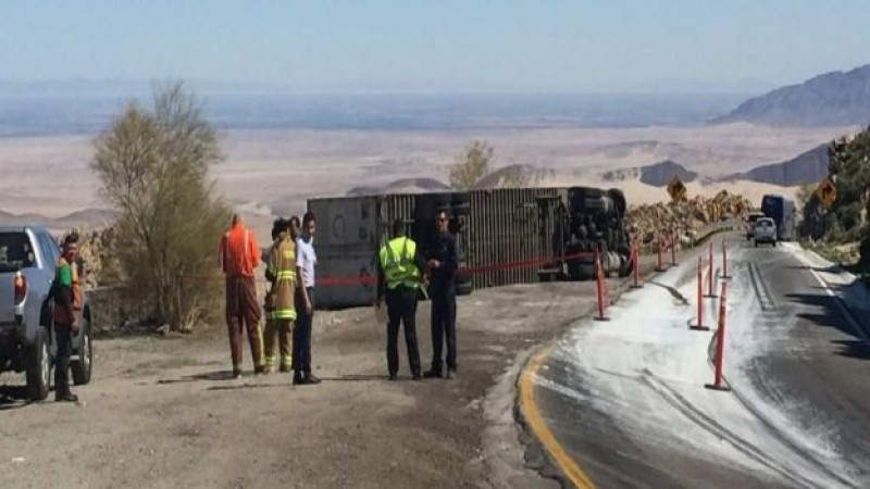 Vuelca tráiler que transportaba residuos peligrosos en Tecate, BC