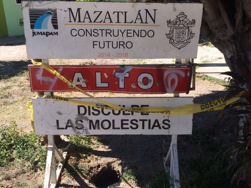 Rebosa drenaje en el Infonavit Playas.
