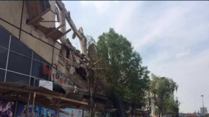 Cae fachada del cine Ermita en Tacubaya; dos lesionados