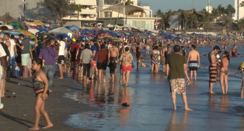 Playas abarrotadas por más de 80 mil personas.