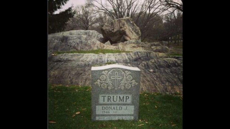 Aparece lápida de Donald Trump en Nueva York