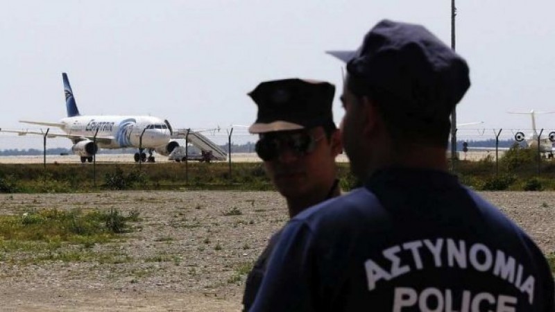 Descartan terrorismo en secuestro del avión de EgyptAir