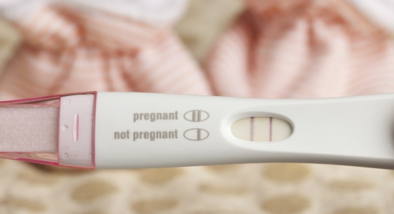 Una broma con un test de embarazo salva la vida de un joven tras darle positivo