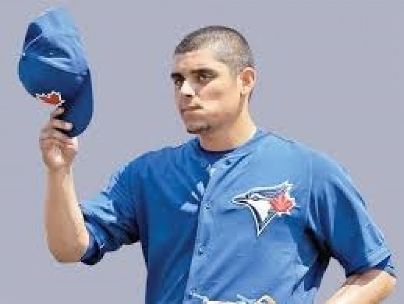 Roberto Osuna causa furor con los Azulejos