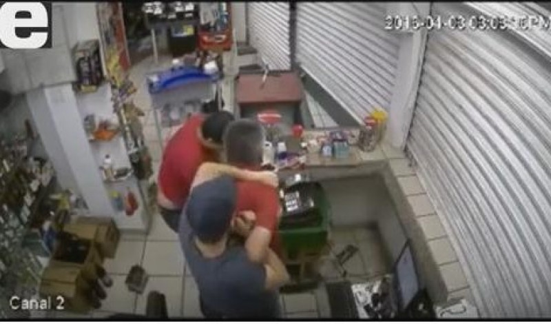 Captan en video golpiza a encargado de expendio