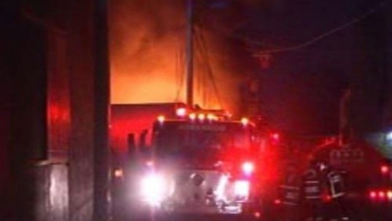 Incendio consume bodega de plástico en Ecatepec