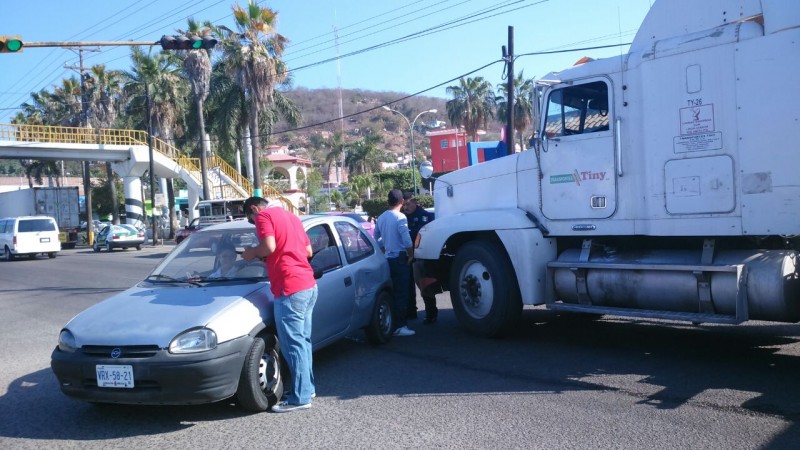 Choca trailer contra un auto compacto en Urias, no hay lesionados.