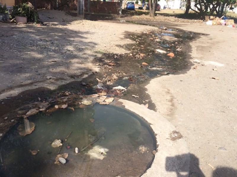 Se rebosa el drenaje en la Colonia Lico velarde.