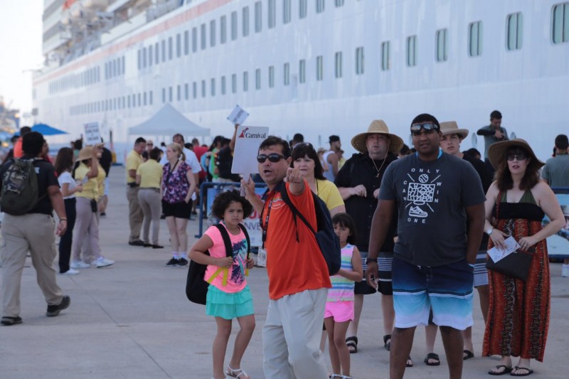 Llegan miles de turistas a bordo del crucero Carnival Miracle.
