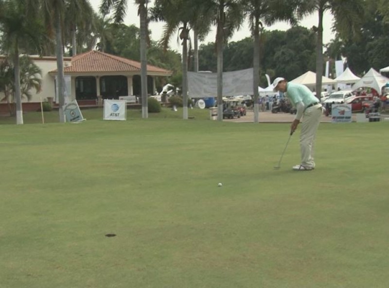 Luis Fing domina el torneo de Golf Cruz Roja