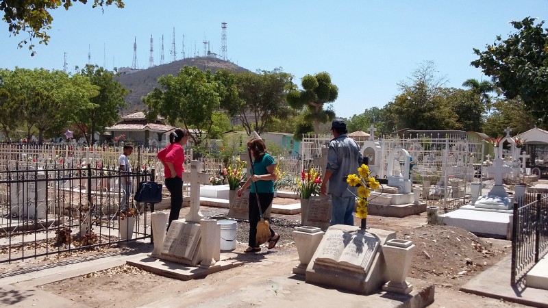 Visitan panteones por el dia de las madres