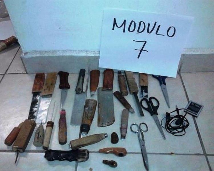 Aseguran cientos de armas en el penal de Los Mochis
