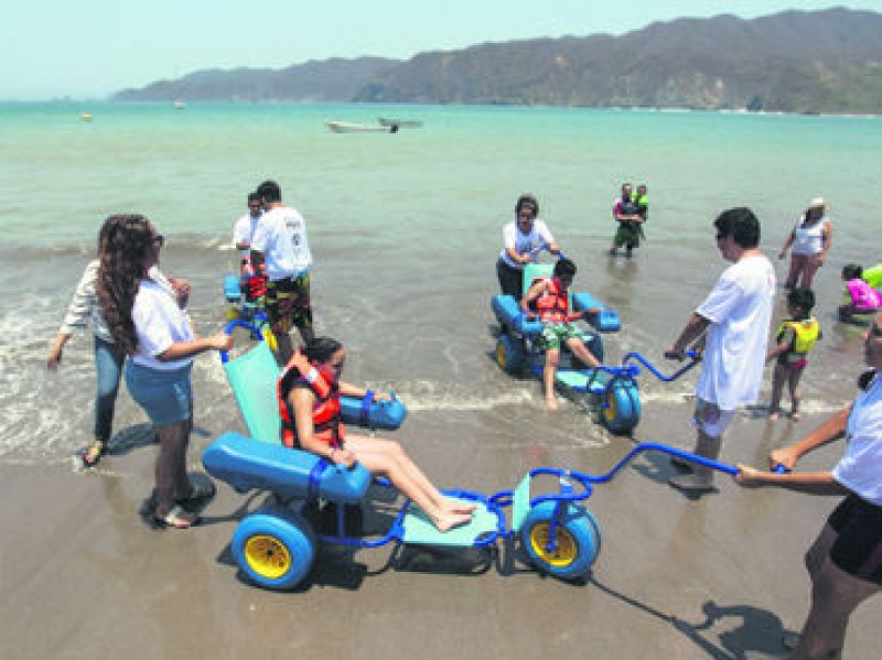 Inauguran primera playa y pueblo inclusivo en México