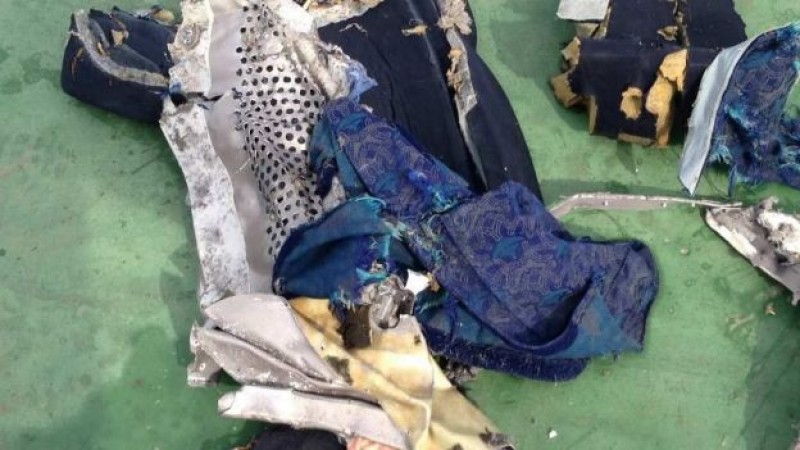 Restos de avión EgyptAir apuntan a explosión