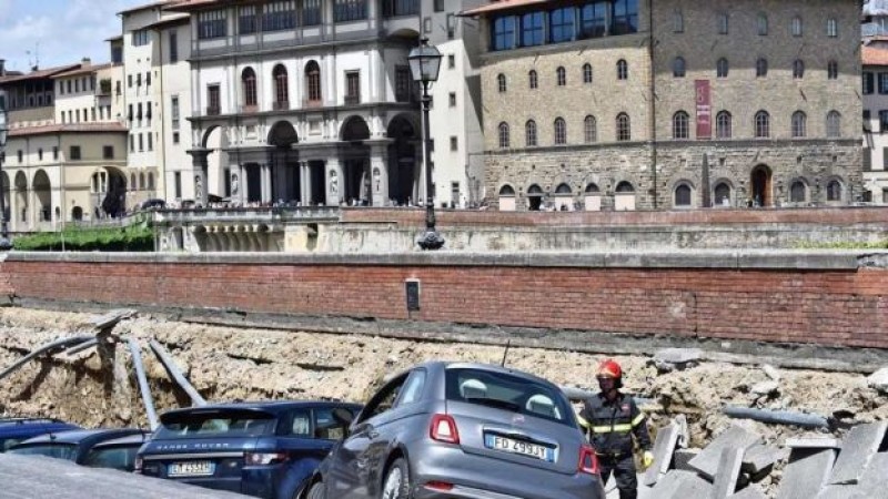 Socavón de Florencia, Italia, se traga 20 vehículos