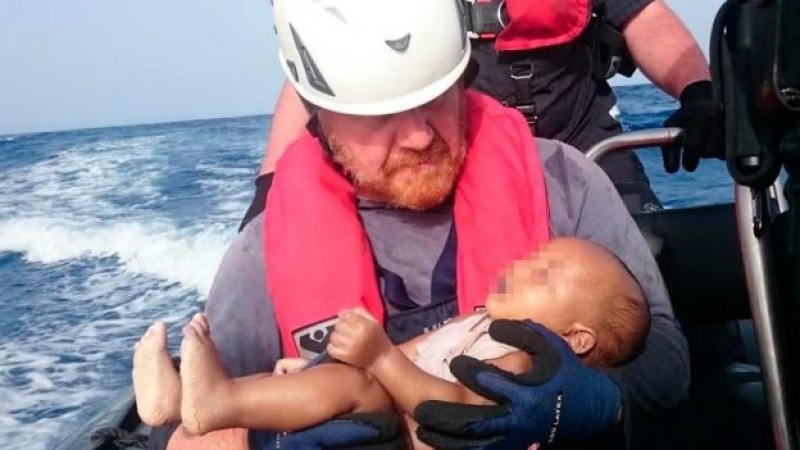 Divulgan imagen de bebé ahogado en el mar