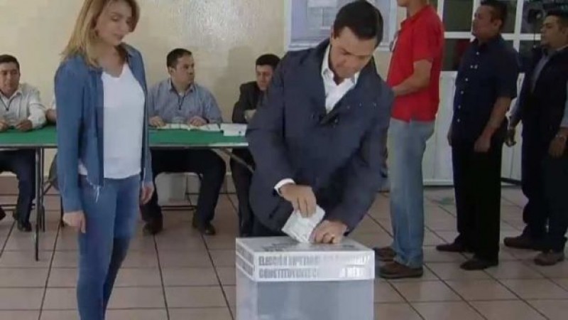 Enrique Peña Nieto emite su voto