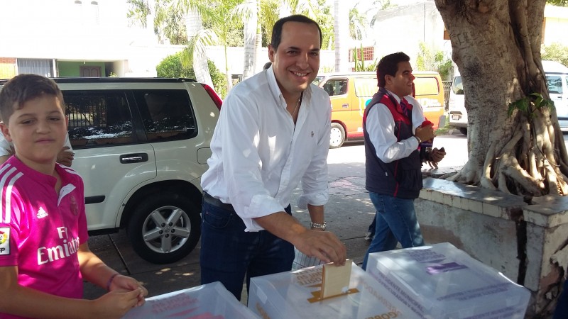 Vota el alcalde Arturo Duarte
