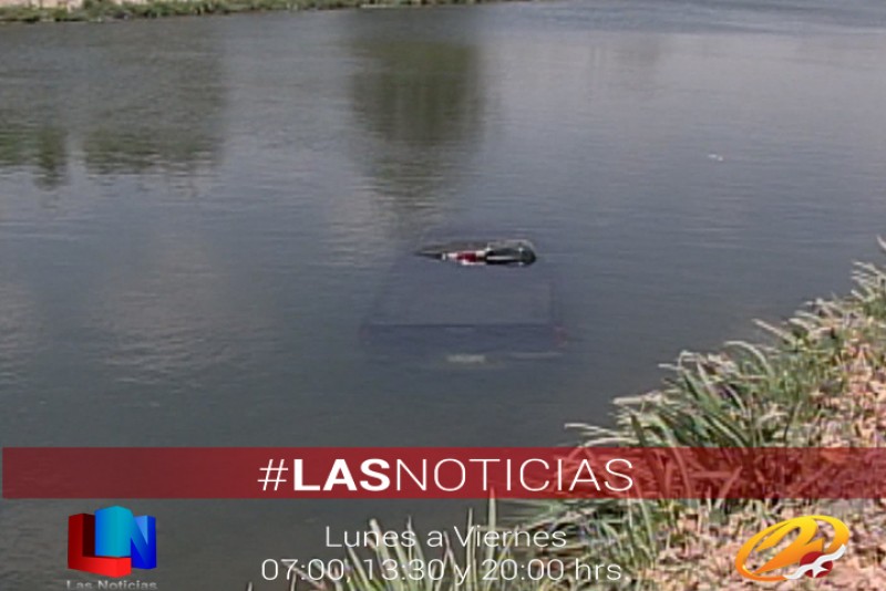 Cae auto a Canal.