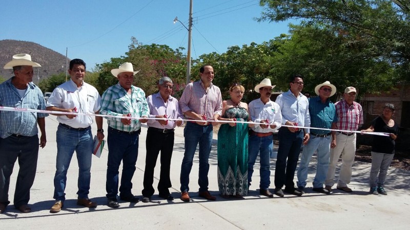 Llevan obras de pavimentación al poblado 7