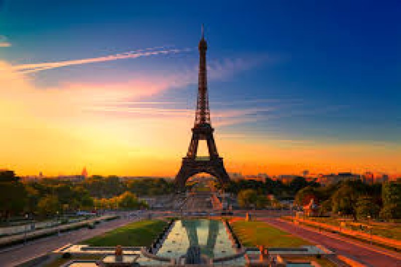Cerrada la Torre Eiffel por huelga nacional.