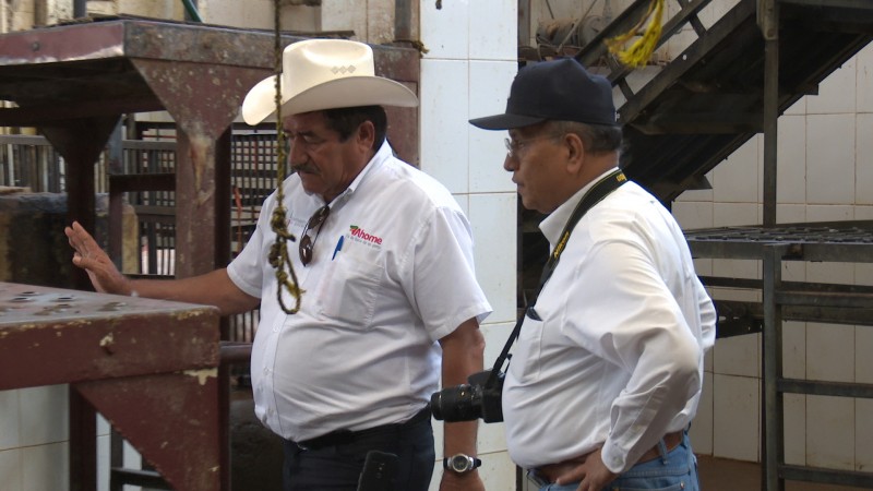 Dirigente nacional ganadero visita rastro de Los Mochis