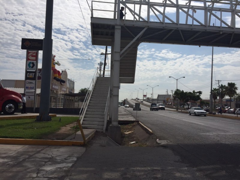 Se quejan de la falta de banqueta en calzada Aeropuerto