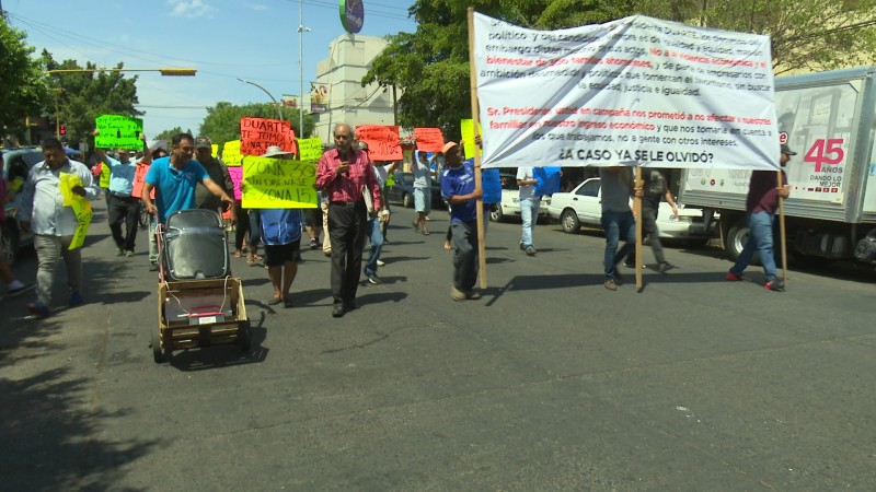 Se manifiestan comerciantes de la vía pública contra la zona 30