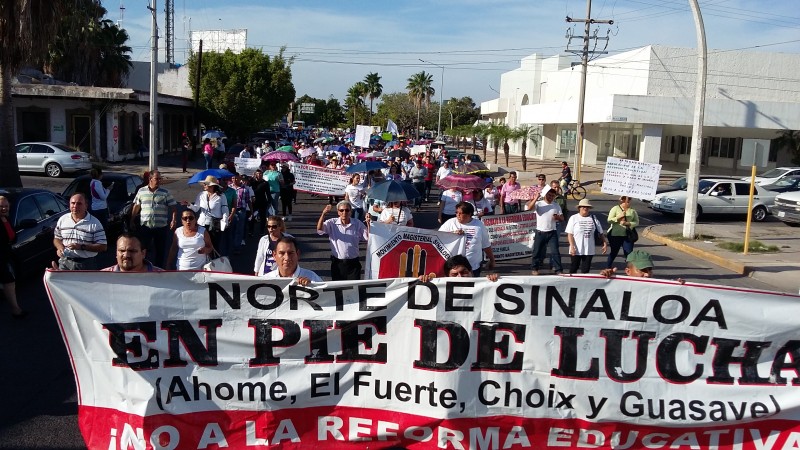 Maestros marchan contra represion en Oaxaca