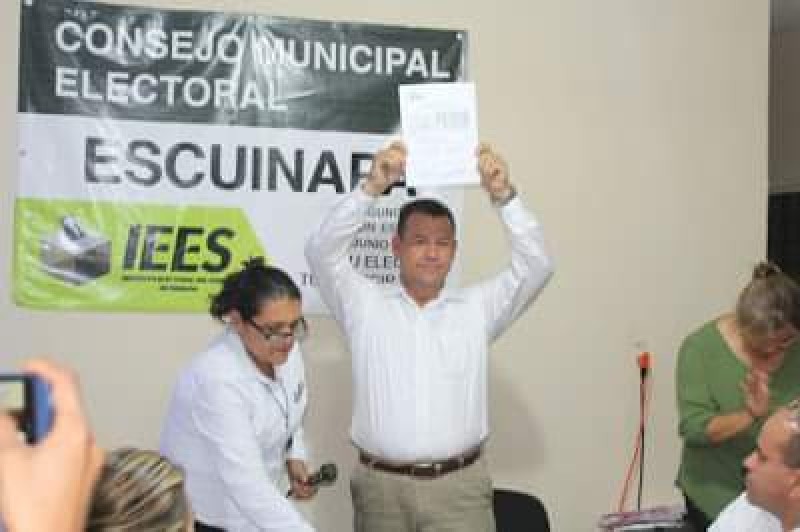 Grupo armado despoja vehículo a alcalde electo de Escuinapa.