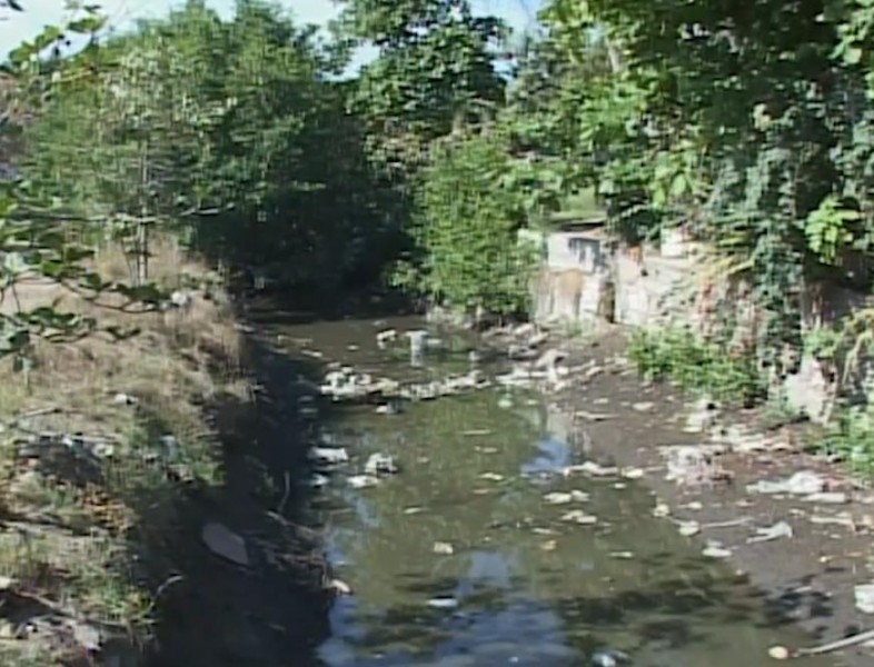 Llaman a ciudadanos a no arrojar basura a canales pluviales.