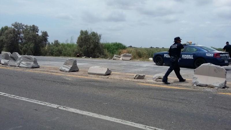 Tráiler derriba muro de contención y provoca cierre de la circulación en la México 15