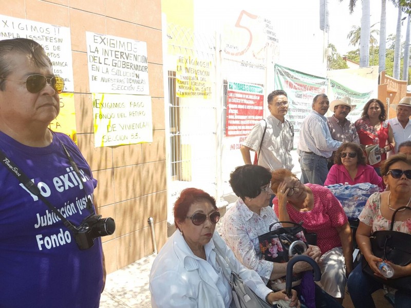 Maestros jubilados piden se les regrese el recurso de fondo de vivienda