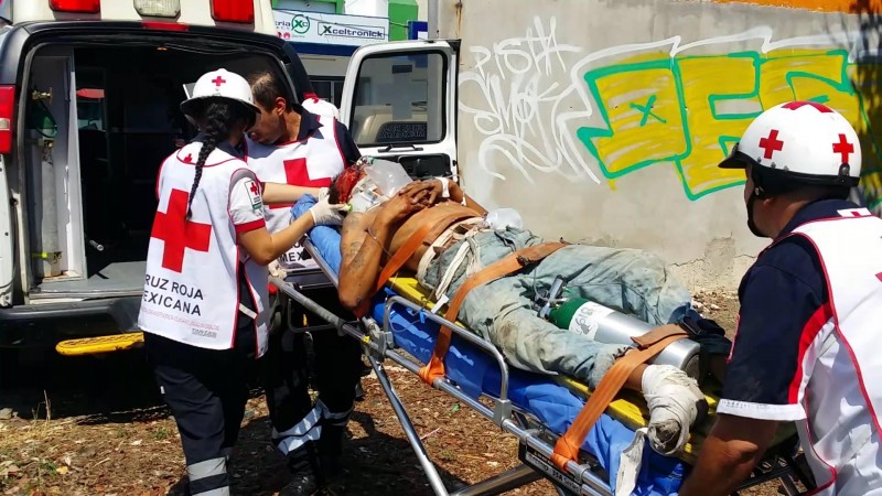 Lo confunden con basura y aplasta auto a un hombre que dormía