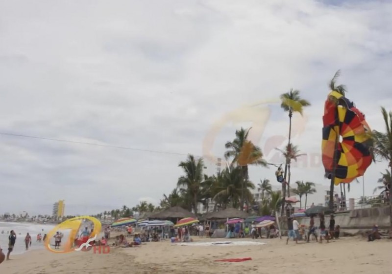 Turista queda "colgada" con un paracaídas.