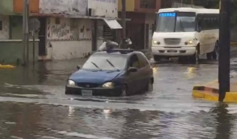 Basura se acumula en rejillas pluviales, genera encharcamientos.