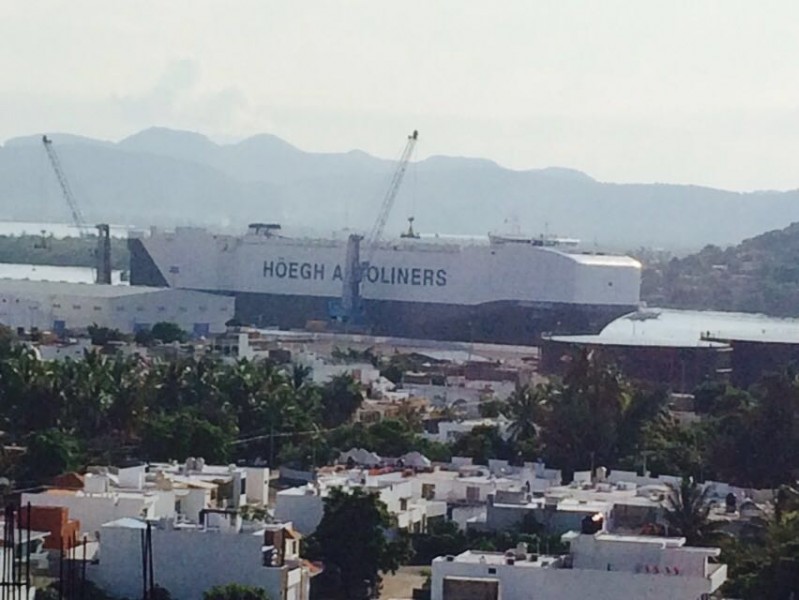 El buque carguero más grande del mundo llega a Mazatlán.