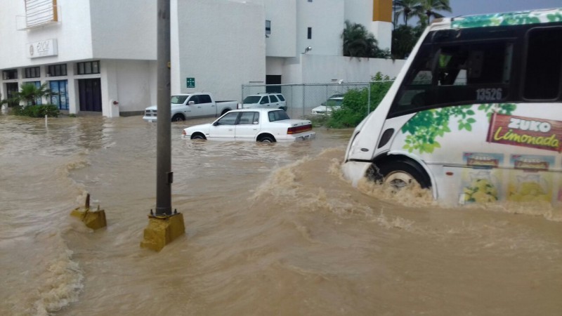 Severos encharcamientos en la Zona Dorada.