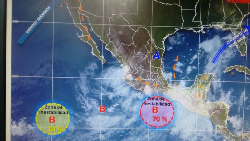 Continúan las lluvias en Mazatlán, por una baja presión.