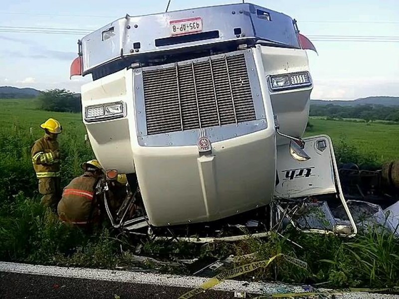 Vuelca trailer, fallece el conductor.