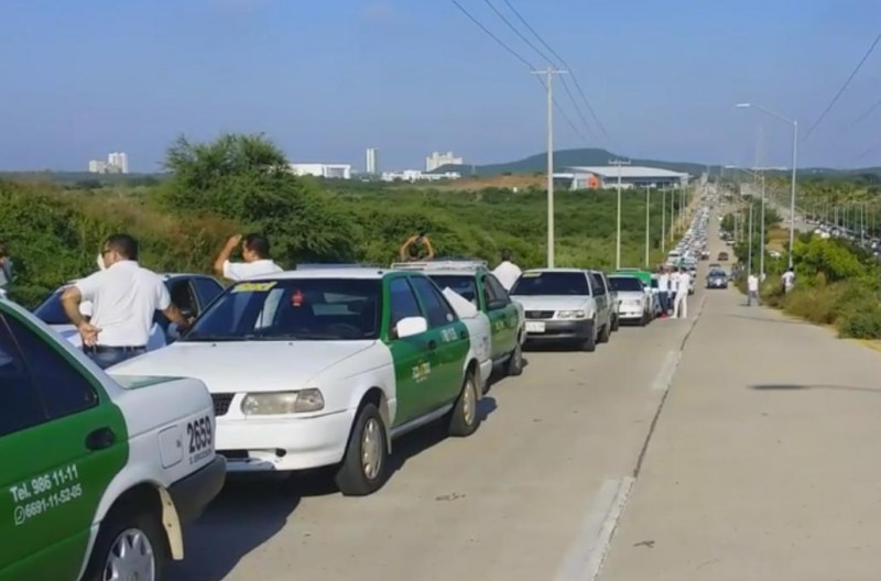 Se manifiestan transportistas contra la operación de UBER.