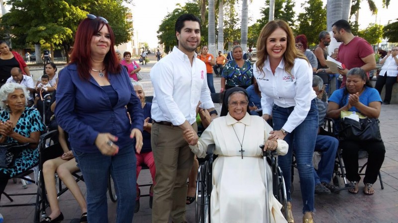 Entrega Kiki Díaz sillas de ruedas