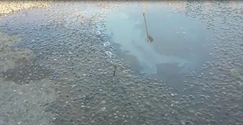 Presión de agua del canal crea grieta en calle