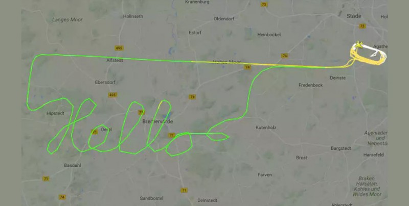 Piloto usa su avión para escribir 'Hola' en el radar que seguía su vuelo