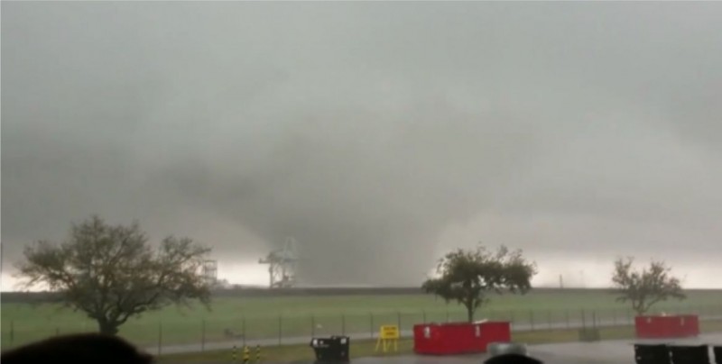 #Video Tornado destruye instalaciones de la NASA