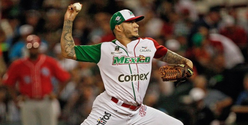 Héctor Velázquez firma con Medias Rojas de Boston