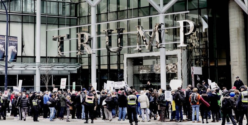 Canadienses protestan en torre de Trump
