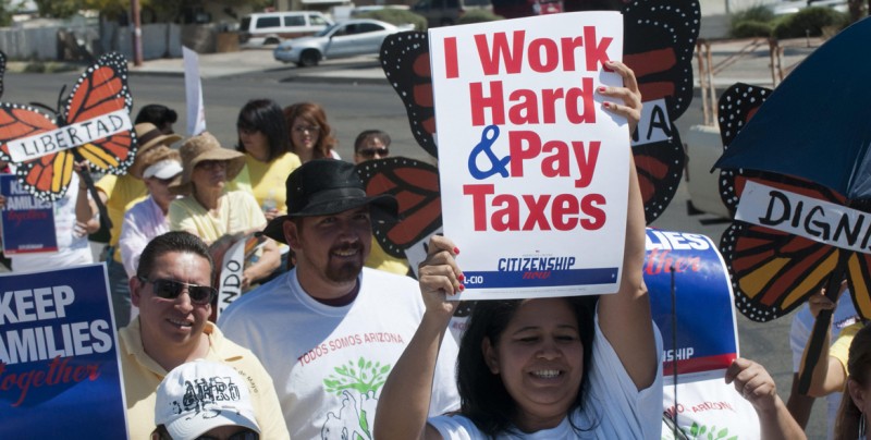Inmigrantes aportan 11.7 mmdd en impuestos