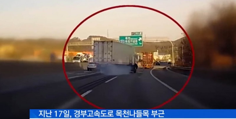 #Video Camionero realiza épica maniobra para evitar volcarse